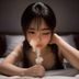 张敏，内容编辑，女性，认真工作的侧面照